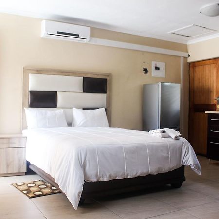 Mbopha Guest House Ulundi ภายนอก รูปภาพ