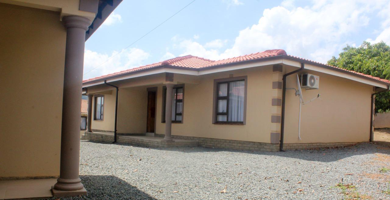 Mbopha Guest House Ulundi ภายนอก รูปภาพ
