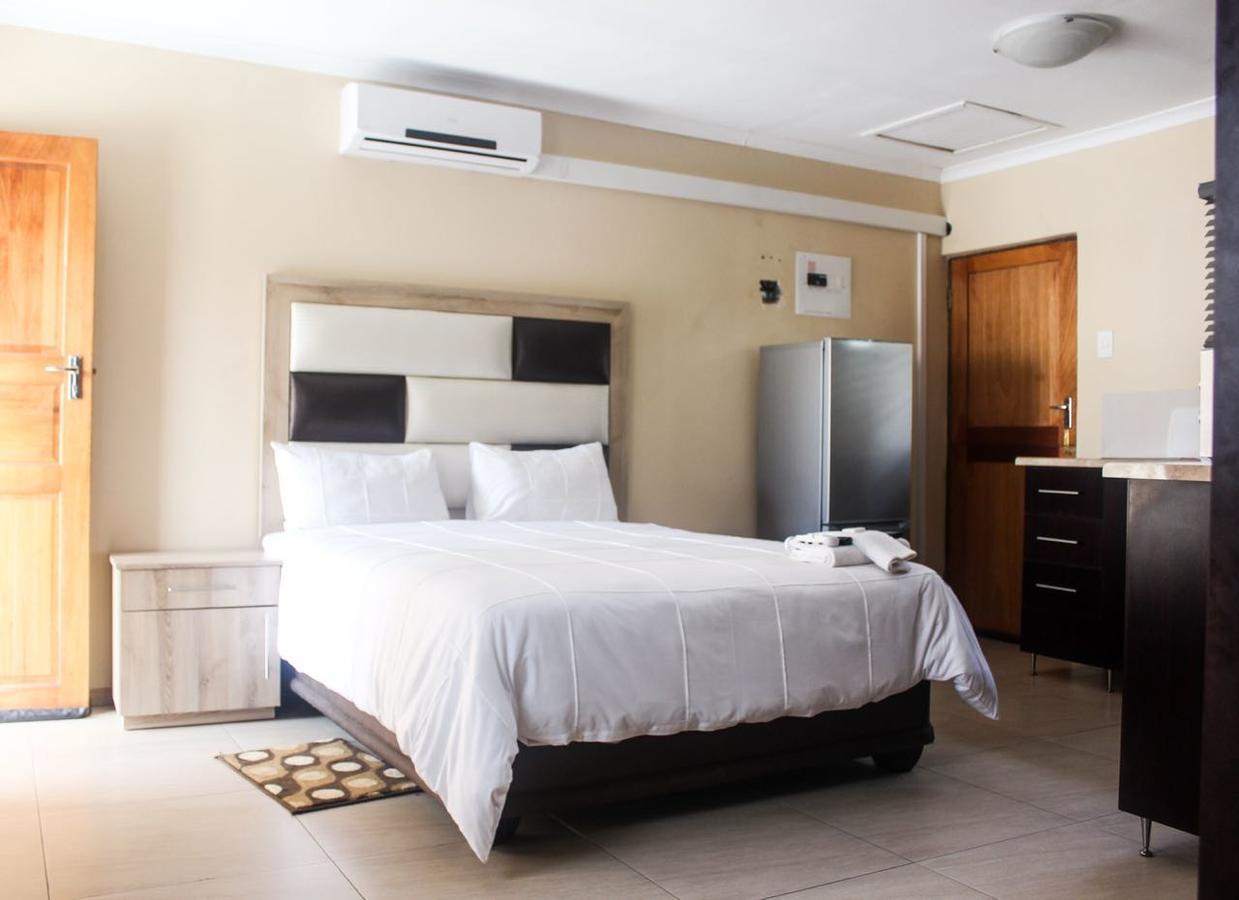 Mbopha Guest House Ulundi ภายนอก รูปภาพ